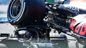 Hamilton escapa de ileso de acidente grave ao ser protegido por halo após colisão com Verstappen na Itália