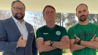 Jason Miller, Jair Bolsonaro e Eduardo Bolsonaro em Brasília