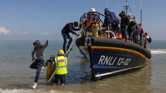Muitos migrantes são resgatados pela RNLI, organização que salva vidas no mar