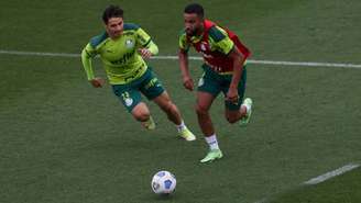 Os jogadores Raphael Veiga e Jorge durante treinamento na Academia de Futebol (Foto: Cesar Greco)