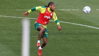 Luiz Adriano durante treinamento, na Academia de Futebol. (Foto: Cesar Greco)