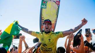 Gabriel Medina comemora o tricampeonato do Circuito Mundial (Foto: Divulgação/WSL)