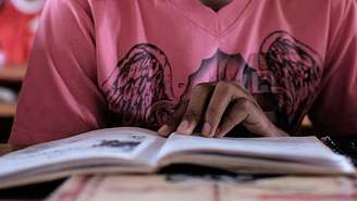 Brasil registra uma das maiores disparidades de nível de leitura entre jovens de baixa e alta renda