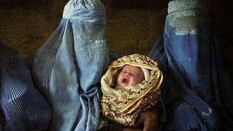 Sob o regime do Talebã, mulheres afegãs precisam cobrir todo o corpo (na imagem, ilustração a partir de fotos Getty Images)