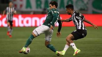 Raphael Veiga disputa a bola no empate em 0 a 0 entre Palmeiras e Atlético-MG (Foto: Cesar Greco/Palmeiras)