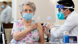 Existem pelo menos quatro fatores que ajudam a explicar a queda de proteção das vacinas entre os mais velhos