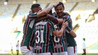 Jogadores do Fluminense comemorando contra Red Bull Bragantino (FOTO: LUCAS MERÇON / FLUMINENSE F.C.)