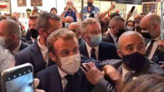 Macron é alvo de ovada em evento na França