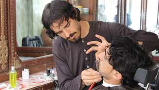 Após a queda do Talebã do poder em 2001, muitos homens passaram a frequentar barbeiros em busca de visual diferente