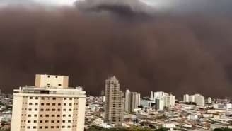 Imensa nuvem de poeira vermelha foi observada no interior de São Paulo no domingo (26/9)