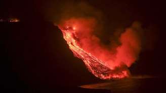 Lava do vulcão de La Palma chega ao oceano Atlântico