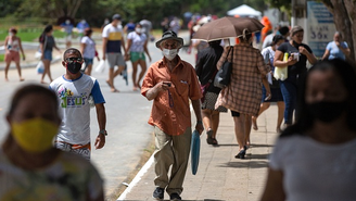 A retomada das atividades econômicas e sociais com segurança depende da vacinação completa, do uso de máscaras e da preferência por lugares abertos