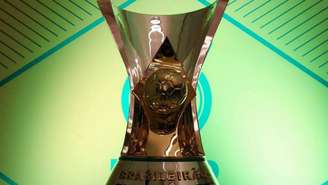 Taça de campeão do Campeonato Brasileiro. Jogadores pedem à CBF para competição não terminar em 2022