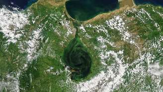 Lago de Maracaibo, no oeste da Venezuela, tem sido símbolo da indústria do petróleo e motor da economia nacional e regional