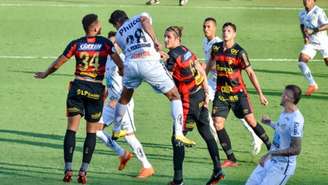 Santos só jogou uma vez contra o Sport na Arena Pernambuco (Jota Erre/Photo Premium/Lancepress!)
