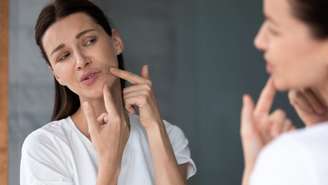 Acne adulta pode ser desencadeada por alguns fatores específicos