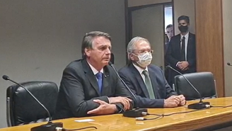 Bolsonaro e Paulo Guedes em pronunciamento nesta sexta; ministro afirmou que elevação do benefício 'não muda a filosofia de responsabilidade fiscal'