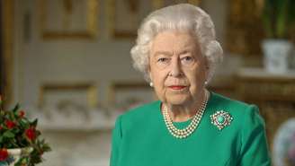 Elizabeth II cancela almoço da realeza por temor da Ômicron