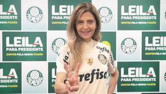 A campanha de Leila Pereira entregou bonés, camisetas e máscaras para os associados neste sábado no clube social