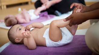 A massagem para bebês está se tornando popular em outros lugares agora — e os pais podem fazer cursos em vários países