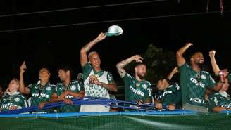 Deyverson com a camiseta e o boné da organizada do Palmeiras, Mancha Verde (Foto: Fabio Menotti/Palmeiras)