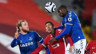 Everton e Liverpool enfrentam-se nesta quarta-feira (Foto: LAURENCE GRIFFITHS / POOL / AFP)