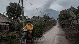 O Monte Semeru também entrou em erupção em janeiro deste ano, levantando uma grande nuvem de cinzas