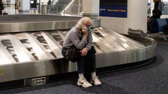 Passageira no aeroporto americano de LaGuardia, em 24 de dezembro; necessidade de isolar tripulantes por conta da covid-19 tem forçado cancelamento de voos, principalmente na China e nos EUA