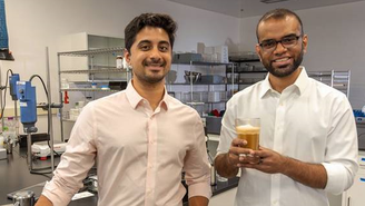 Os bioengenheiros Ryan Pandya e Perumal Gandhi usaram fungos geneticamente modificados para produzir proteínas encontradas no leite