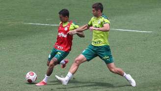 Kuscevic marca Dudu (de colete) durante treino do Palmeiras na Academia de Futebol (Foto: Cesar Grecco/Palmeiras)