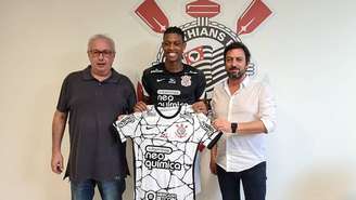Corinthians oficializou a contratação do zagueiro Robson Bambu no mês passado