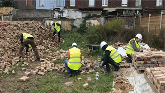 Algumas empresas estão buscando material residual, como tijolos recuperados, para uso em construções novas.