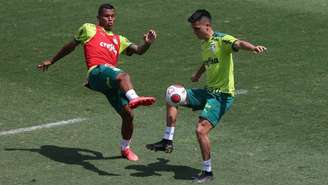 Atuesta (sem colete) disputa bola com Gabriel Veron em treino nesta sexta do Verdão (Foto: Cesar Grecco/Palmeiras)