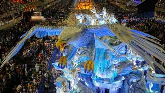 Imagem de um desfile de escola de samba durante o Carnaval.