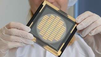 Este chip, da empresa alemã Q.ant, foi projetado para facilitar o processamento óptico de dados para tecnologia quântica