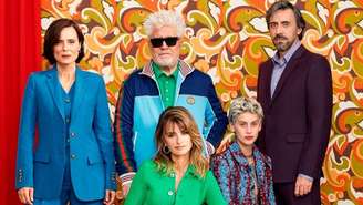 Pedro Almodóvar e o elenco de "Madres Paralelas"