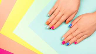 Quando mais cor e brilho nas unhas, melhor!