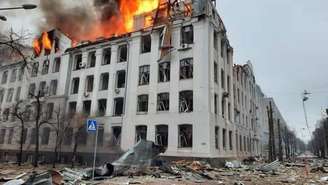 Incêndio em prédio da polícia em Kharkiv após bombardeio russo