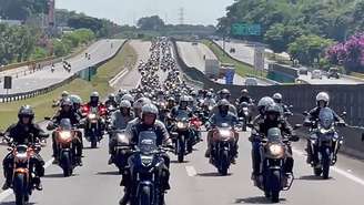 Presidente Jair Bolsonaro leva ministro Tarcísio de Freitas na garupa da moto durante motociata, em São José dos Campos.