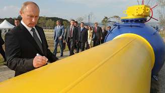 Apesar das sanções financeiras, o governo de Vladimir Putin continua a vender gás para a Europa