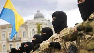 Batalhão Azov em formação na Ucrânia, grupo tem histórico de racismo e usa símbolo nazista