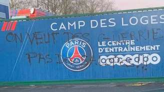 Muro do CT do PSG amanheceu pichado com protestos contra a diretoria do clube
