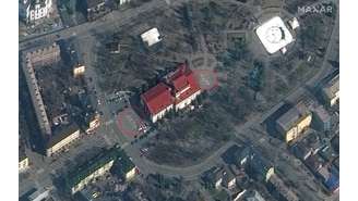 Teatro em Mariupol trazia as inscrições "crianças" para poupar o local, mas mesmo assim foi bombardeado