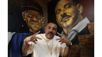 O rapper Dexter, ao lado com grafite com sua imagem