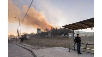Aeroporto de Lviv, ao fundo, em chamas na Ucrânia