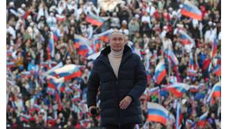 O presidente da Rússia, Vladimir Putin, justificou a invasão da Ucrânia diante de um estádio de futebol lotado nesta sexta-feira, 18