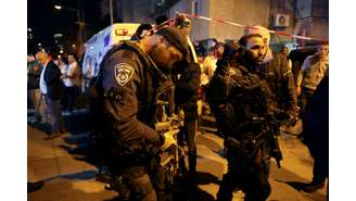  Polícia israelense no local do tiroteio em subúrbio próximo a cidade de Tel Aviv