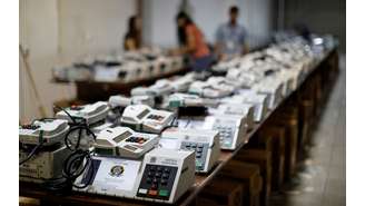 Urnas eletrônicas são preparadas em Curitiba para eleição de 2018 