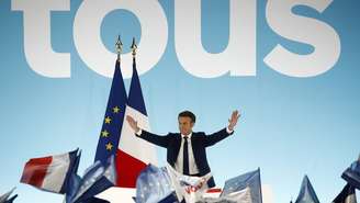 Presidente Emmanuel Macron fala após fechamento das urnas no primeiro turno das eleições presidenciais francesas em 10 de abril de 2022