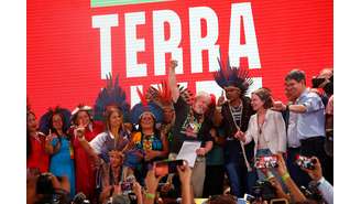 Lula fez um discurso no Acampamento Terra Livre, organizado por grupos indígenas em Brasília, nesta terça-feira, 12